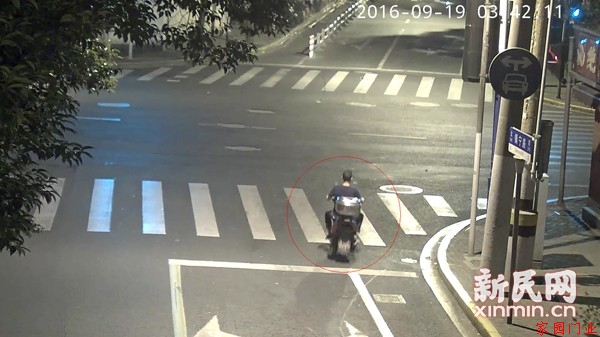 圖說：犯罪嫌疑人作案后通過輕便摩托車離開案發現場。長寧警方 圖