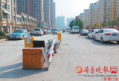 新設的道路收費處已被業主拆掉，折斷的起落桿等還殘留在原地。齊魯晚報記者于悅攝