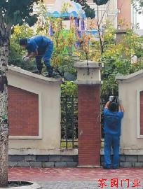 物業人員在圍墻上加裝鐵絲網 劉先生供圖