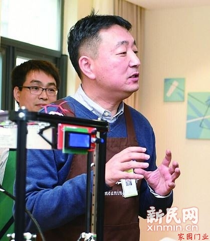 圖說：丁勇介紹2.0版嵌入式養老機構模式。新民晚報 陳正寶/攝