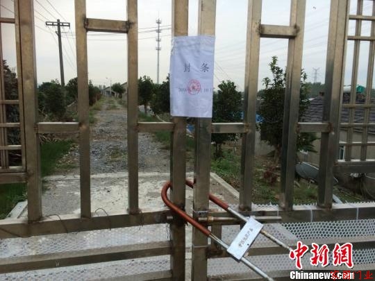 養殖場已經全部被封閉起來，據當地政府部門負責人介紹，養殖場內還有不少養殖的眼鏡蛇?！±铉鏀z