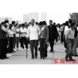 78歲老人送考 為外孫加油